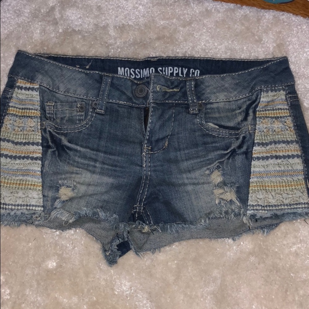 Distressed jean shorts with patterned side